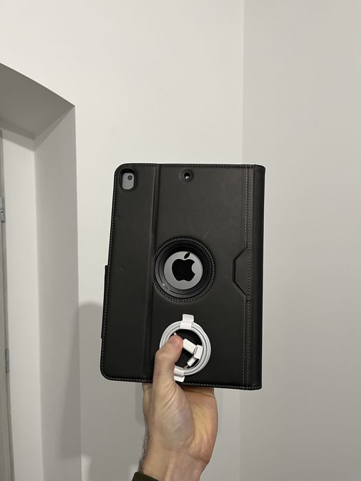 iPad 8th gen 32gb Wi-Fi + Etui