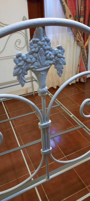 Cama em ferro com 1,80 x 1,20 m