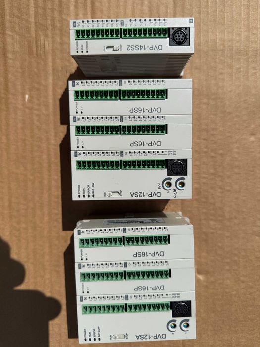 Controladores Lógicos Programáveis (PLC) e módulos de expansão Delta Electronics.