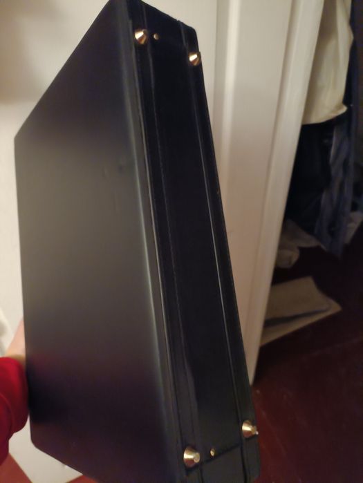 Дипломат чорний з золотистими замикачами