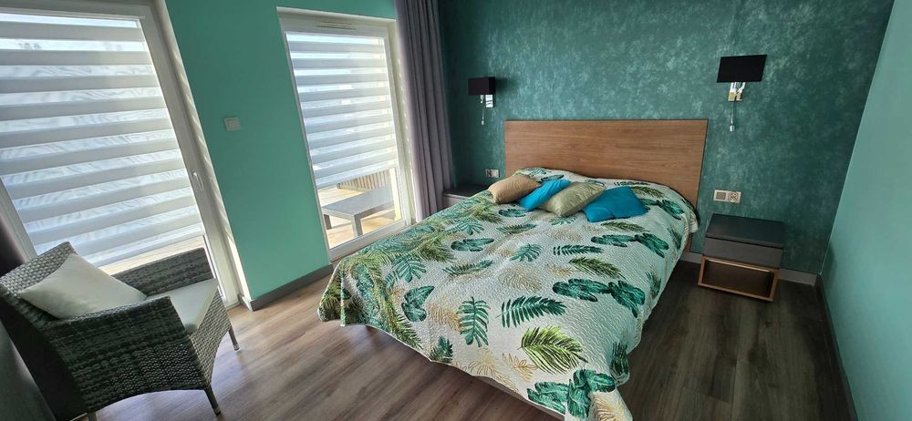 Nowoczesny apartament z  widokiem na morze i basenem.