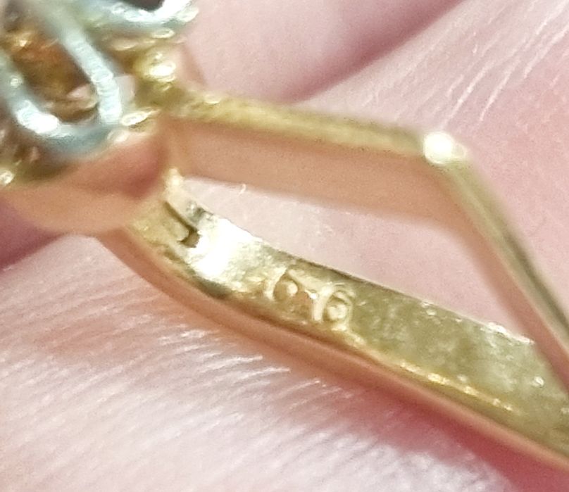 Золотые серьги с бриллиантами. ct 0,32