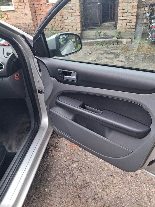 FORD Focus 1.6 бензин