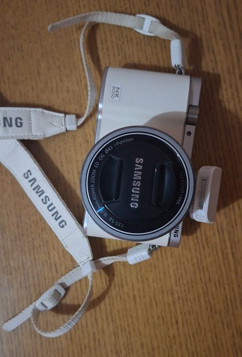 Samsung NX3000 (білий) + об'єктив 16–50 mm OIS + оригінальний спалах