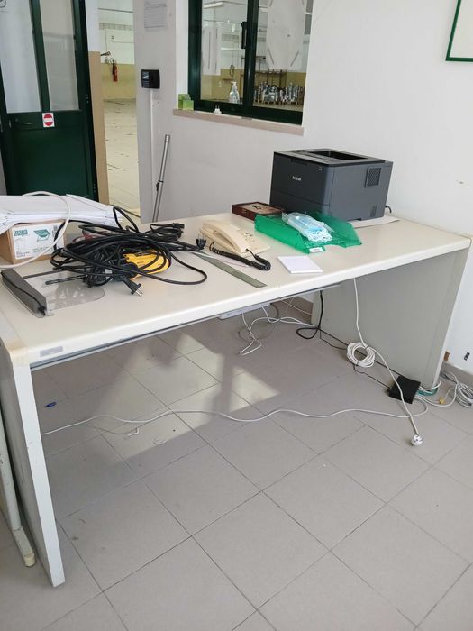 Mesas, secretárias e estantes escritório