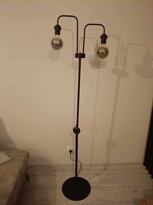 Lampa stojąca czarna Loft