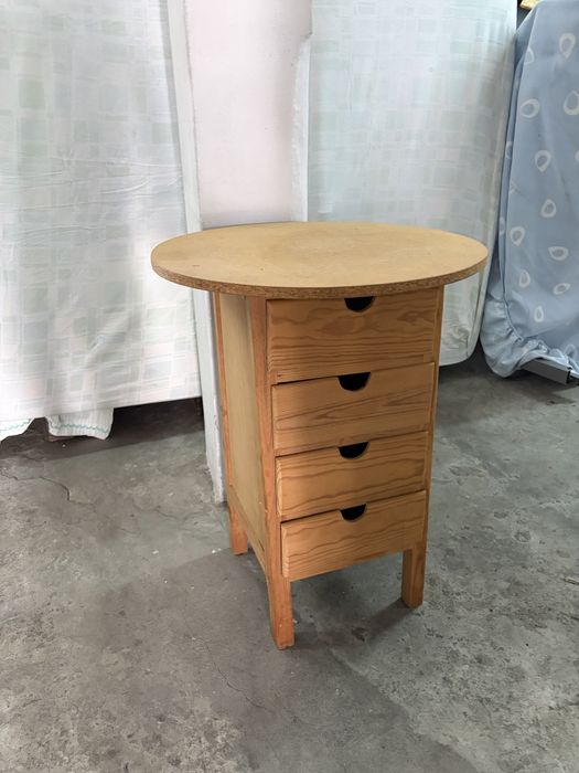 Mesa de Apoio em Madeira com 4 Gavetas