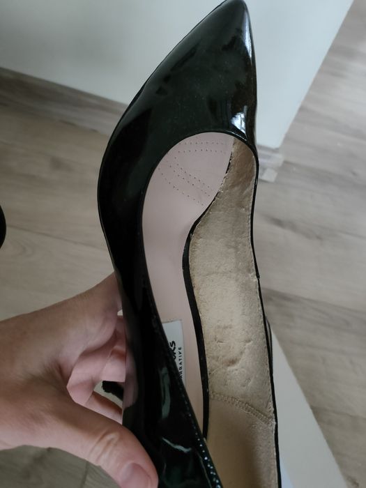 Czarne lakierowane czółenka Clarks