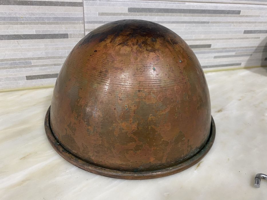 Maquina antiga de cozinha com taça de cobre