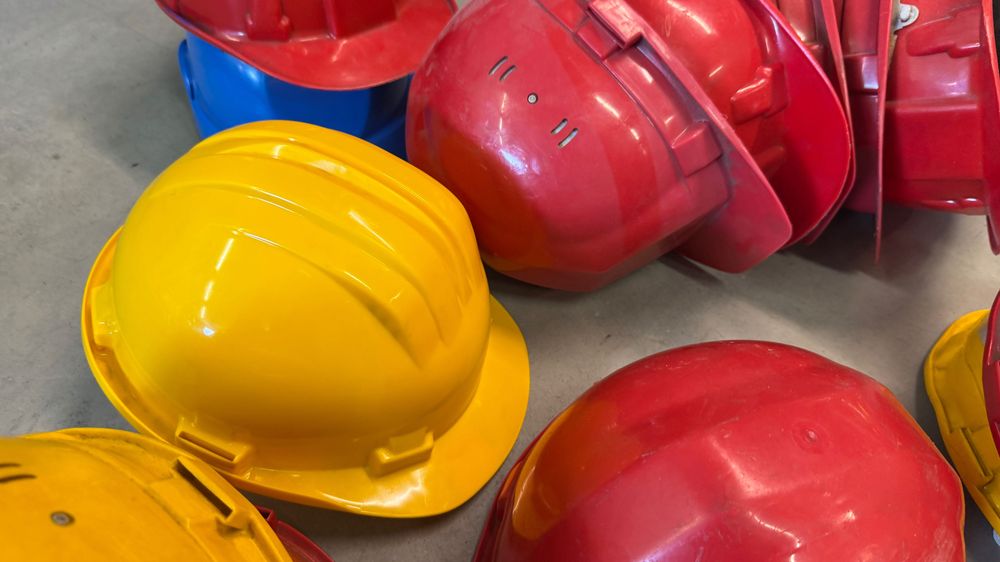 Lote de capacetes de segurança das obras