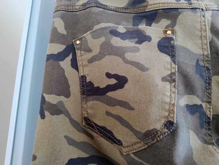 stradivarius spodnie moro R.40