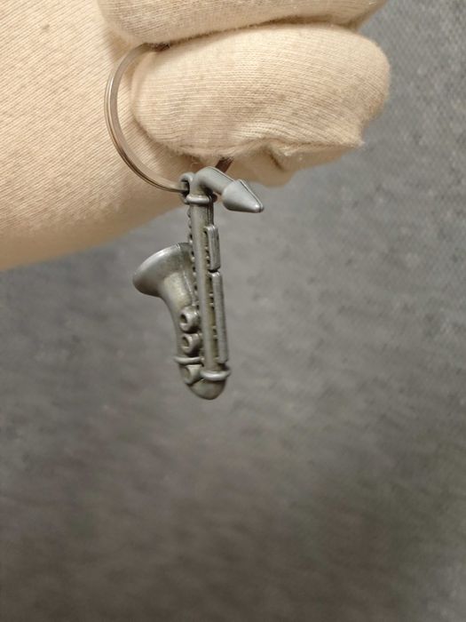 Брелок для ключів саксофон музичний інструмент металевий труба