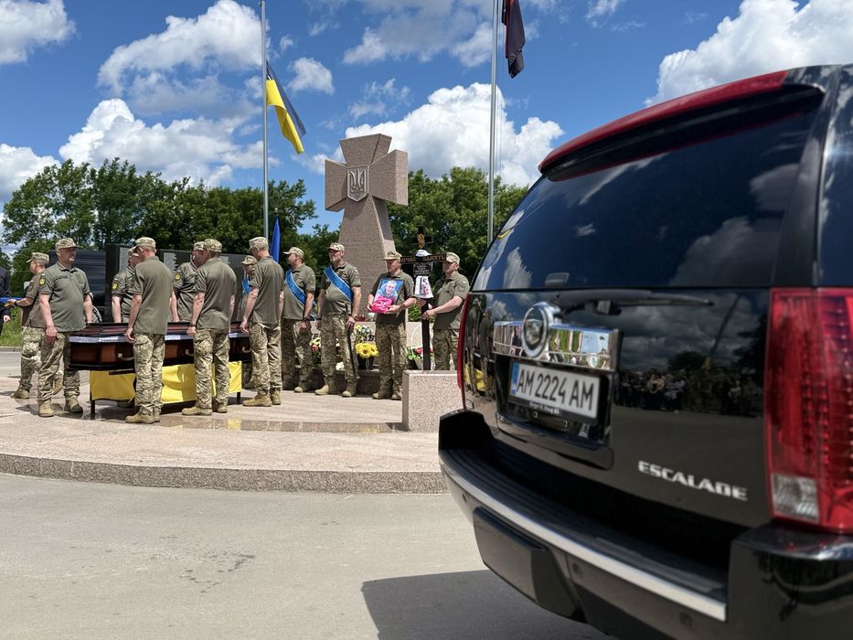 Ритуальний транспорт Київ. Послуги катафалк  Кадилак Ескалейд VIP