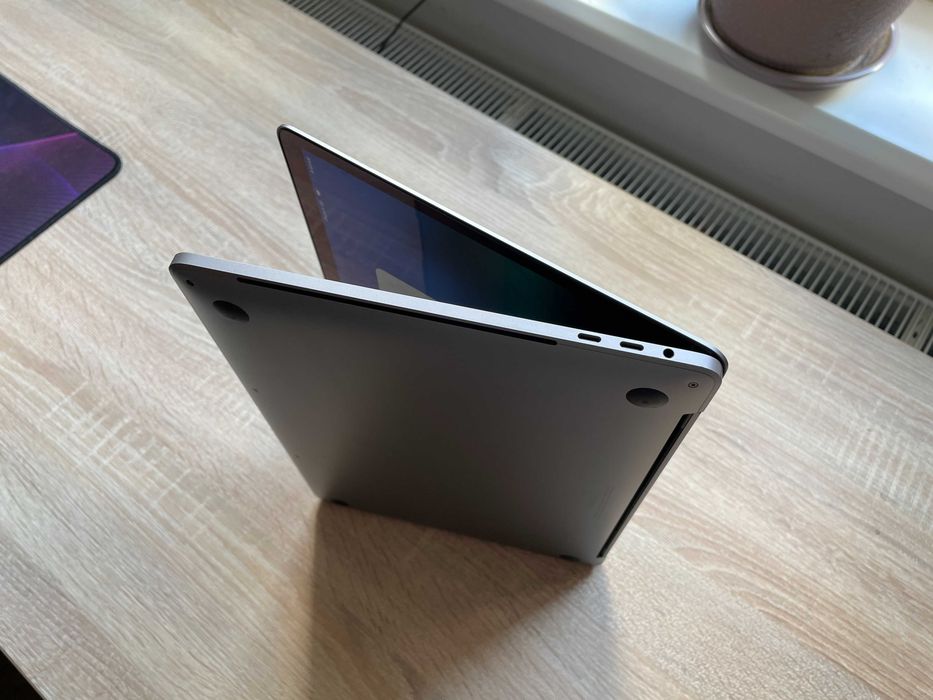 Apple MacBook Pro 13.3" 2020p. Intel® i7_ 1000gbSSD_32gb RAM _ ідеальний_ 37 циклів Батарея