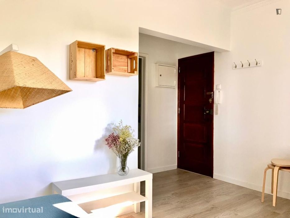 Quarto - localizado em Carcavelos Lisbon