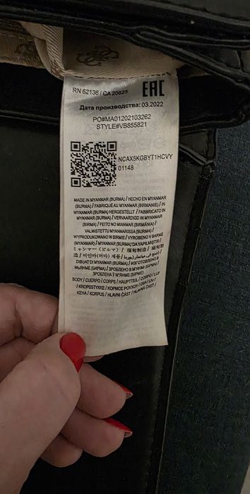 Guess Abey HWVB855821 – klasyczna czarna torebka z  chain strapem