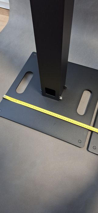 Towery pod głowy stendy słupki