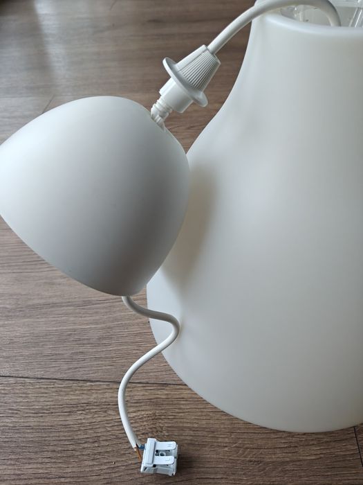Biała lampa IKEA