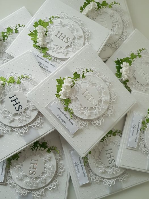 delikatne białe zaproszenia komunijne z kopertą