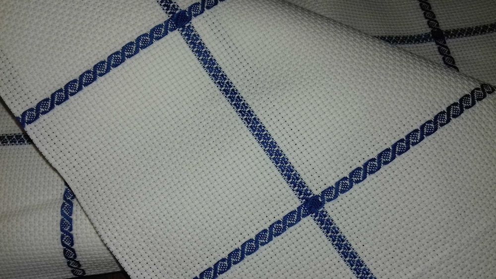 Quadrilé branco com  risca azul