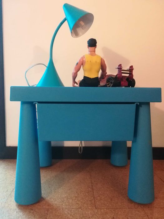 Mesa com gaveta azul