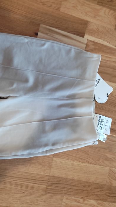Nowe beżowe dzianinowe dzwony r. 36/S Stradivarius