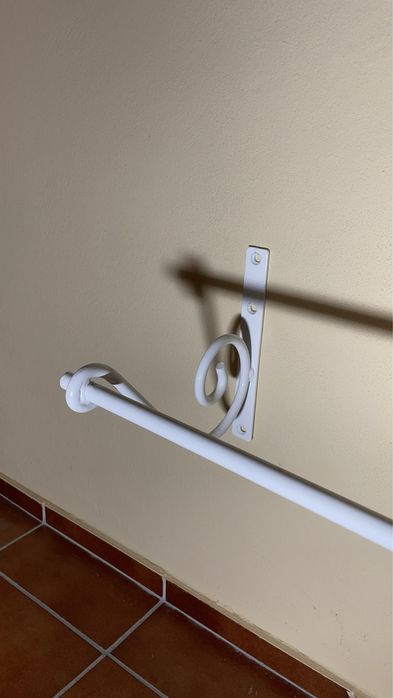 Varões metálicos para loja