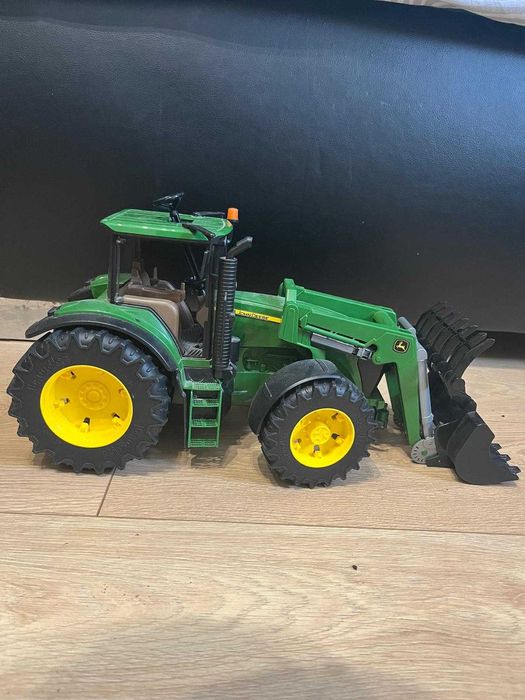 Traktor John Deere i przyczepa
