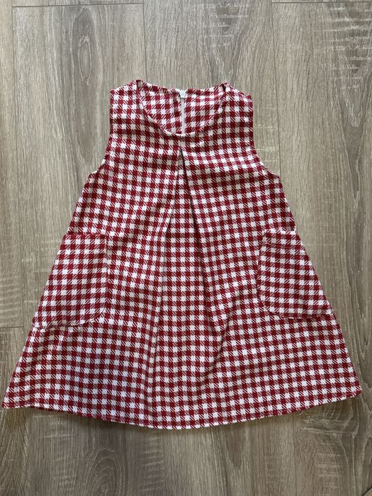 Червоний сарафан в клітинку