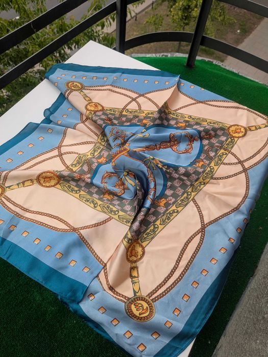 Chusta niebieska złote klucze 70x70 cm imitacja jedwabiu