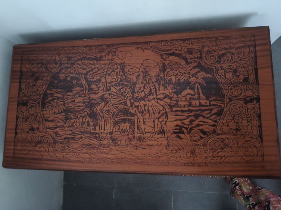 Arca em madeira maciça com desenhos
