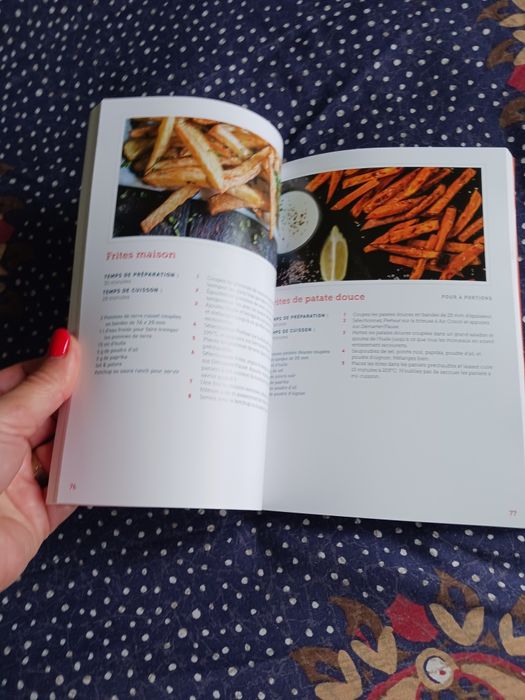 Livro de receitas para air fryer em francês  e alemão. Cosori