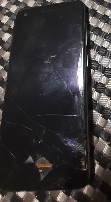 ZTE device operational with cracked screen63824208096387121