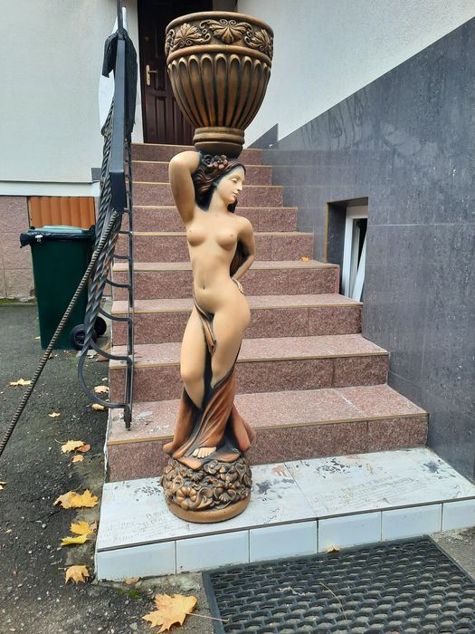 скульптура дівчина вазон