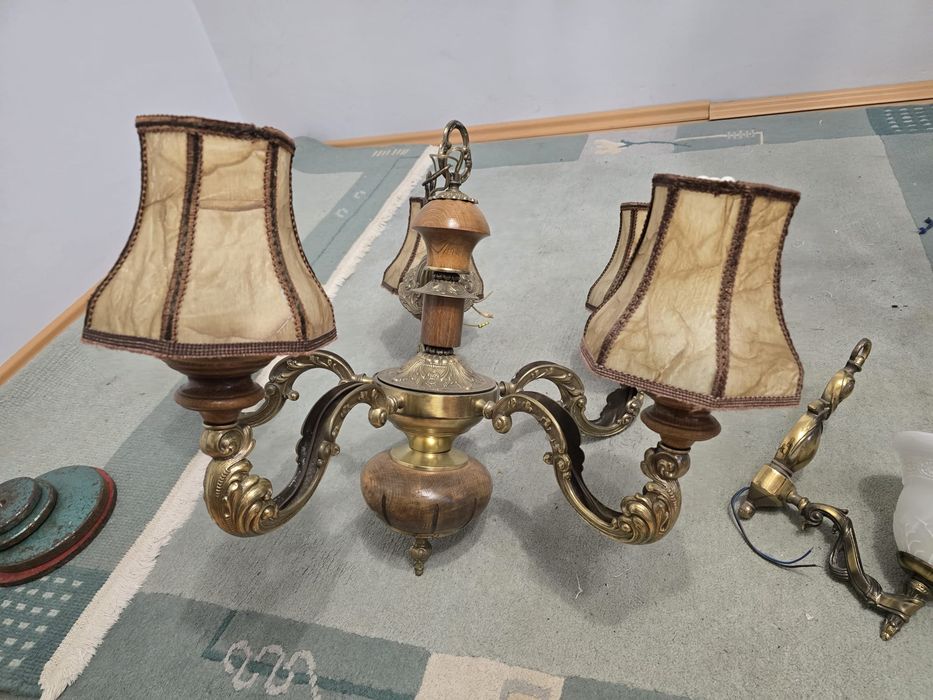 Stylowy żyrandol mosiężno-drewniany – lampa