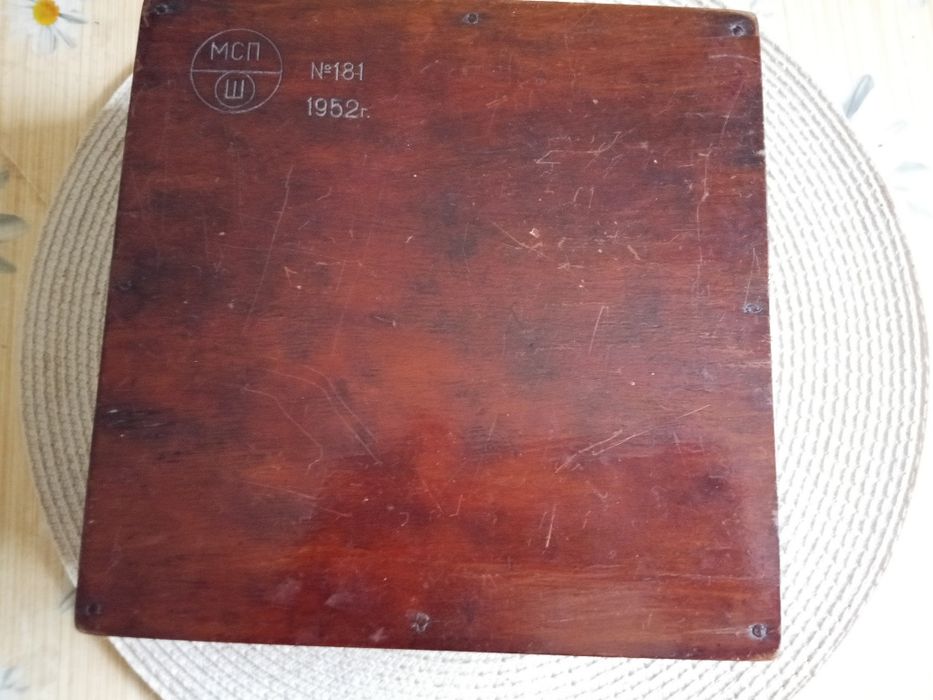 Деревянная старинная шкатулка 1952года, размеры 21см * 21см, *7см.