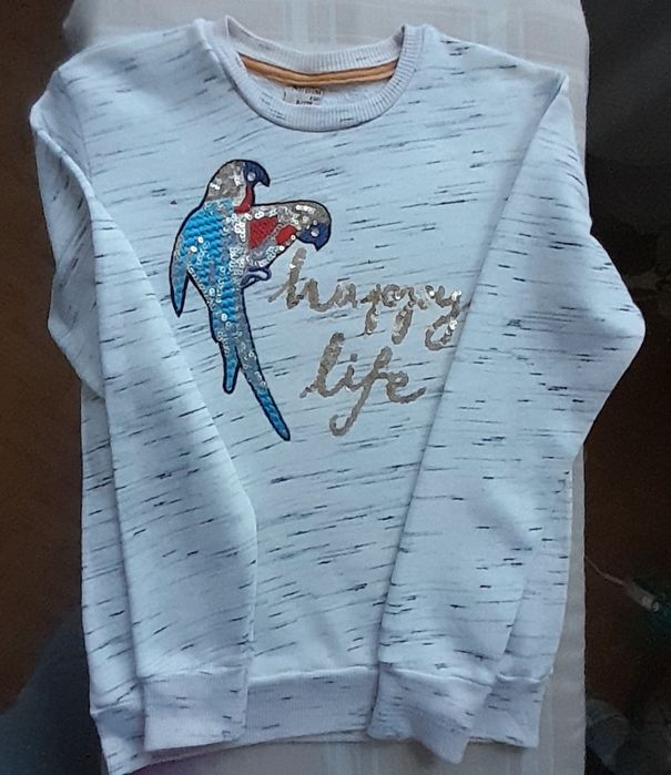 Біла кофта з папугами