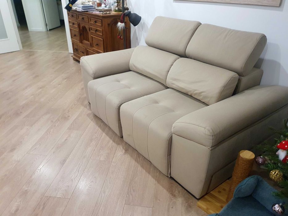 Sofá com assentos extensíveis e cabeceiras rebatíveis de 2 lugares