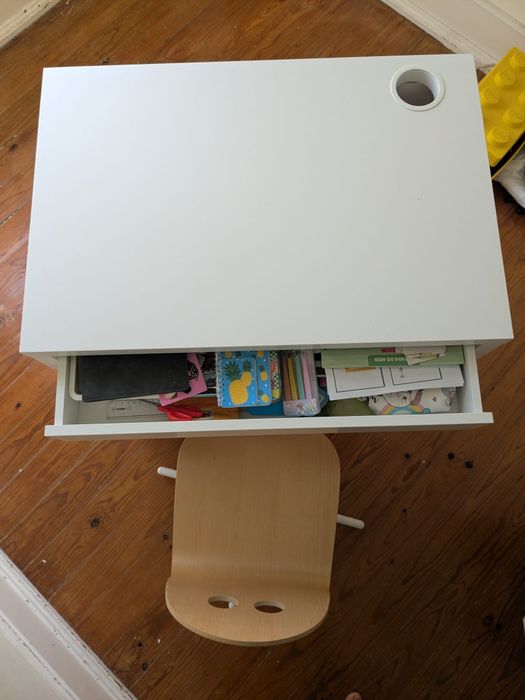 Secretária IKEA MICKE + Cadeira VALFRED (Praticamente novas)