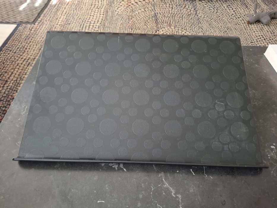 Biała obudowa laptopa DELL Inspiron z monitorem i klawiaturą zadbana