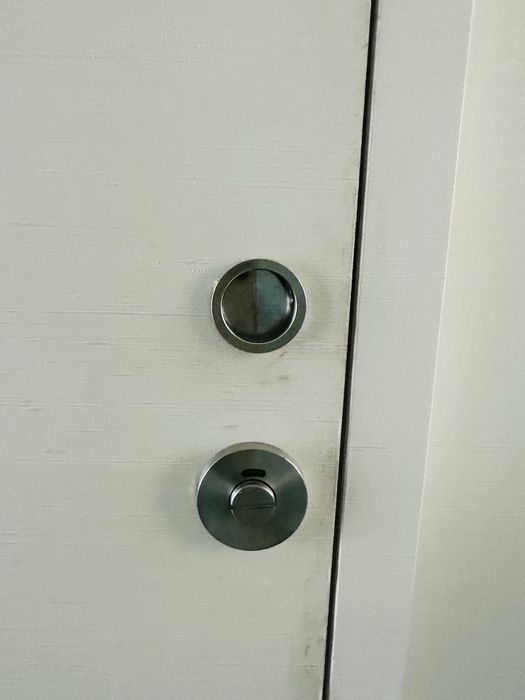 Sistema de fixação em aço inox para porta de correr + Porta de correr c/ fecho