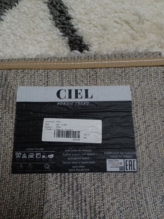Carpete branca e cinza nova
