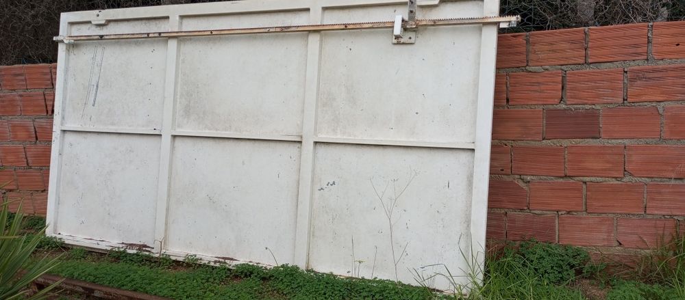 Portão elétrico grande