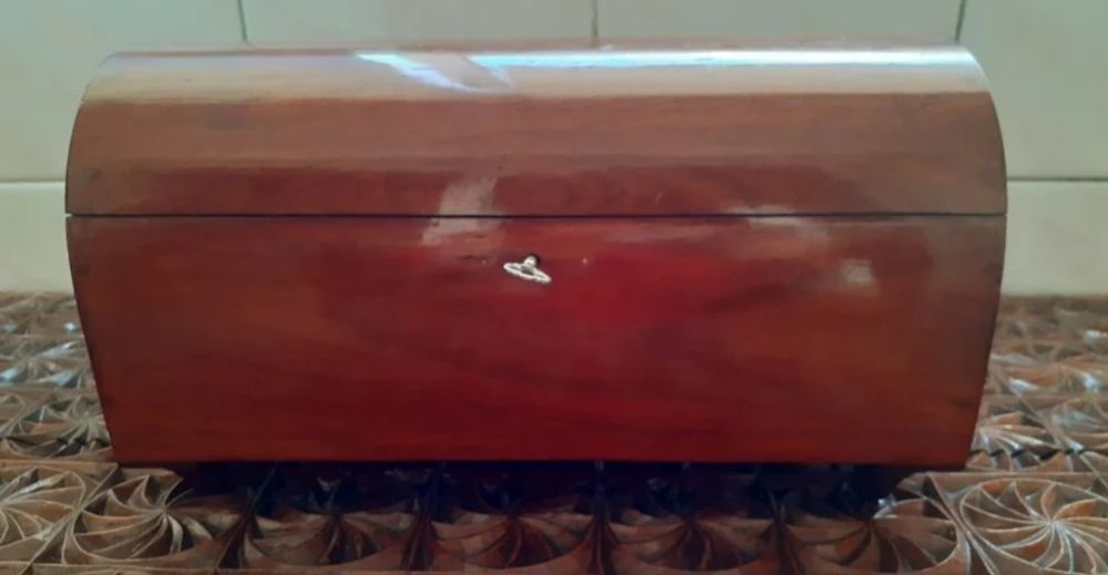 Baú de madeira com chave