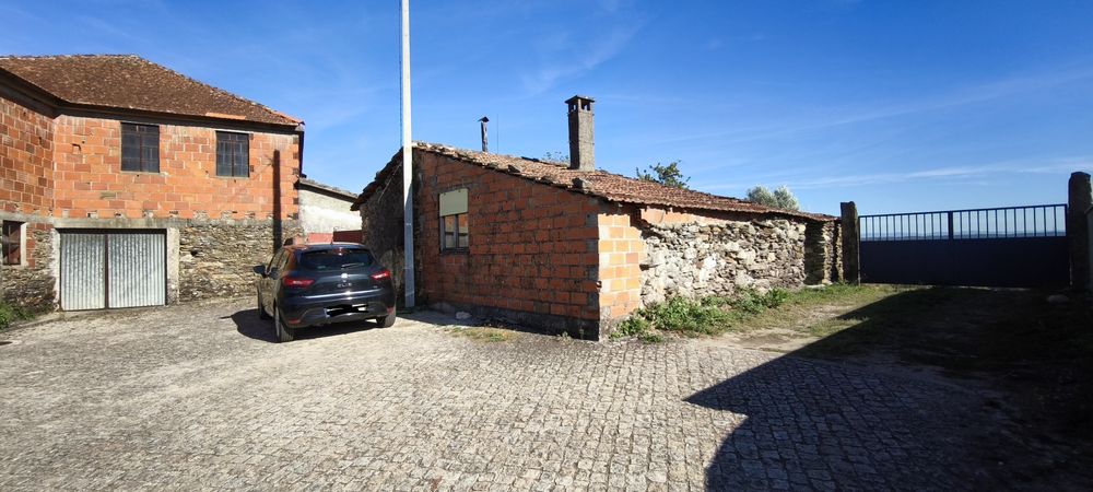 Casa de aldeia para obras de restauro e terreno