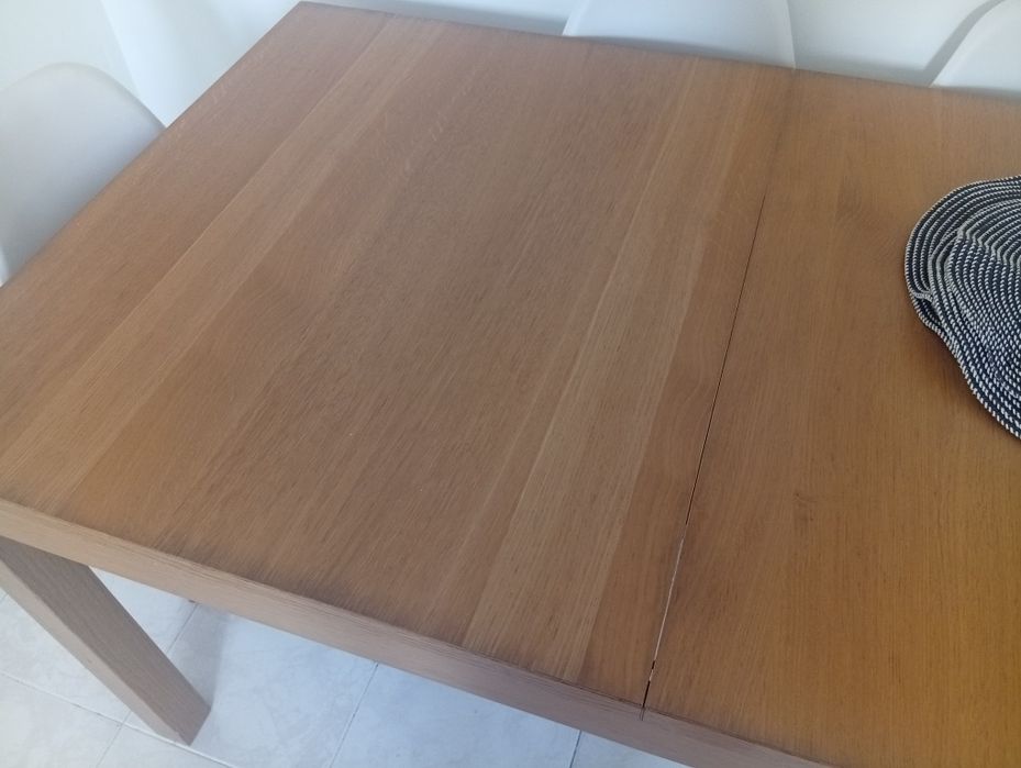 Mesa de madeira maciça extensível mais 4 cadeiras