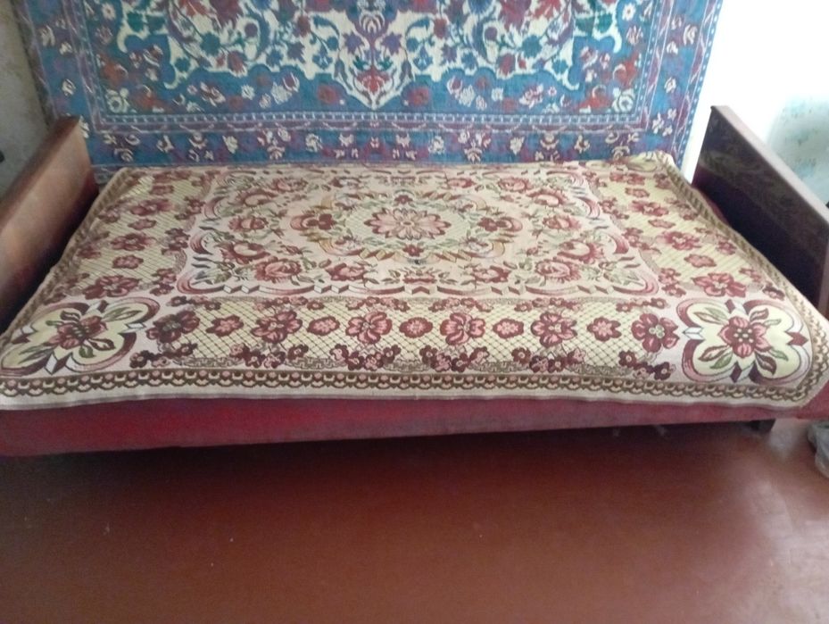Кровать ,200на 140см.Высота 50 см.