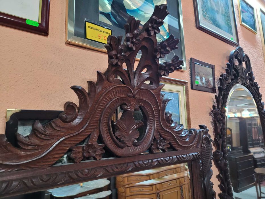 Consola antiga em madeira trabalhada com tampo em pedra e gran