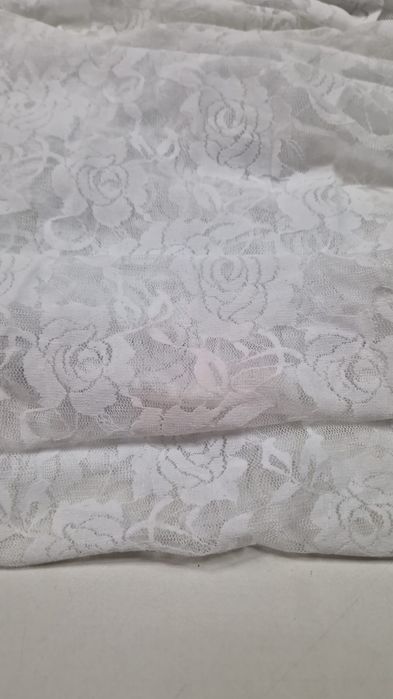 Koronka biała z przebarwieniami szer.140 cm.