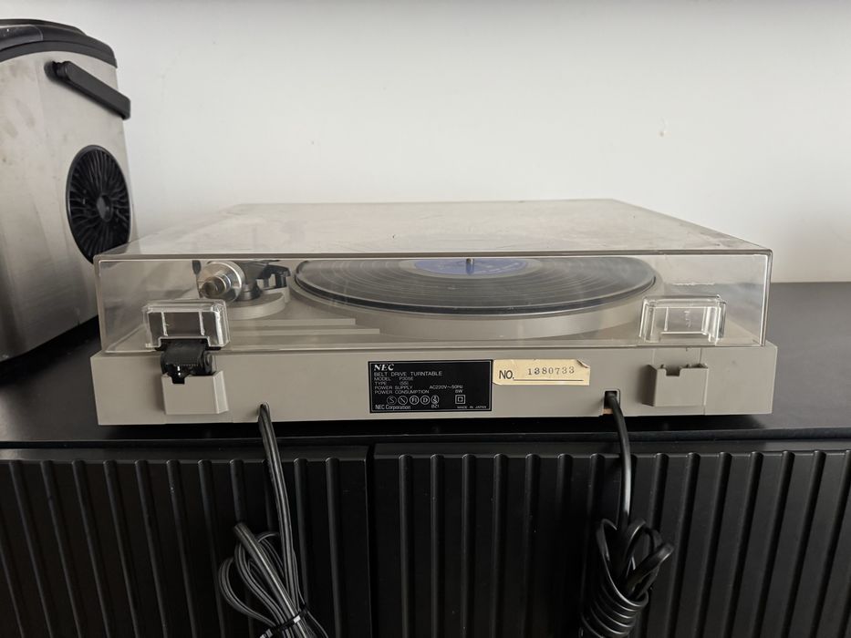 Gramofon NEC P305E